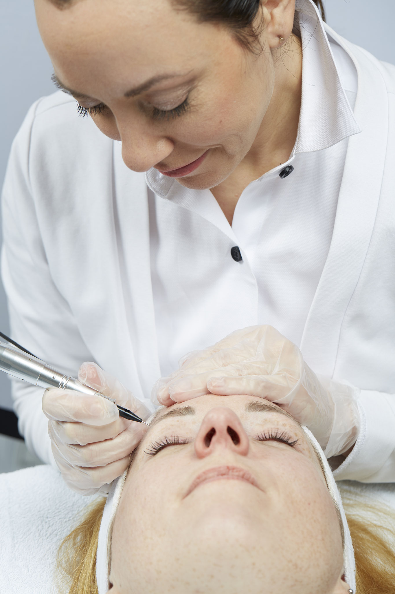 Lisa Grabinger bei einer Permanent-Make-up-Behandlung