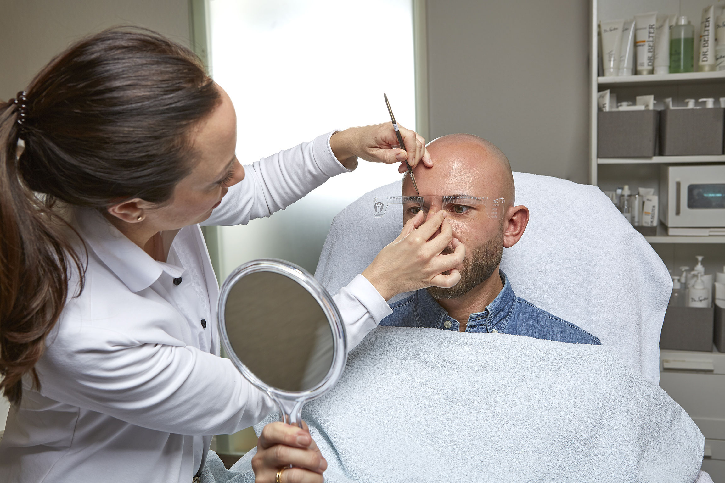 Permanent Make-up der Augenbrauen bei einem Mann